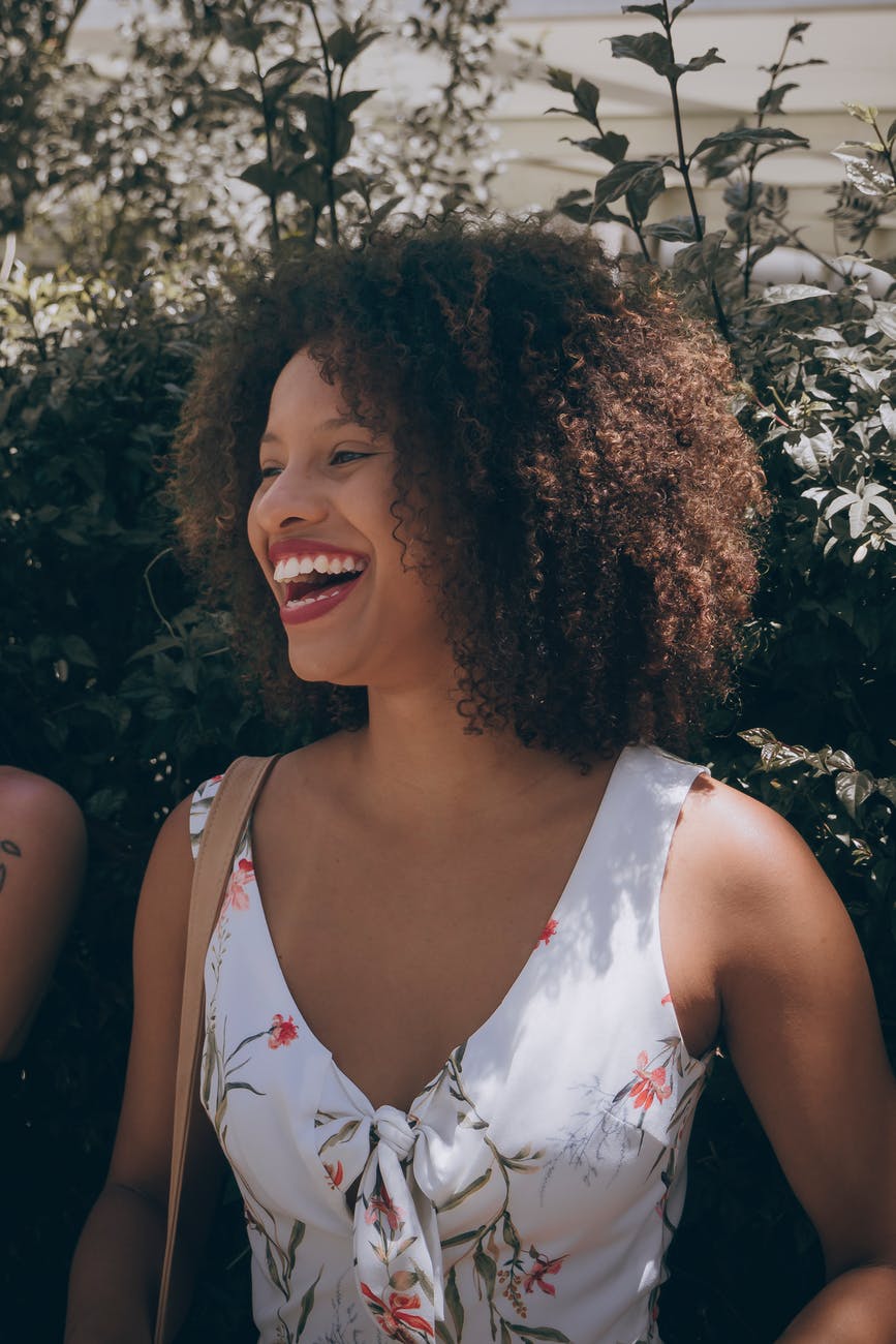 Afrikaanse vrouw met kroeshaar en mooie lach